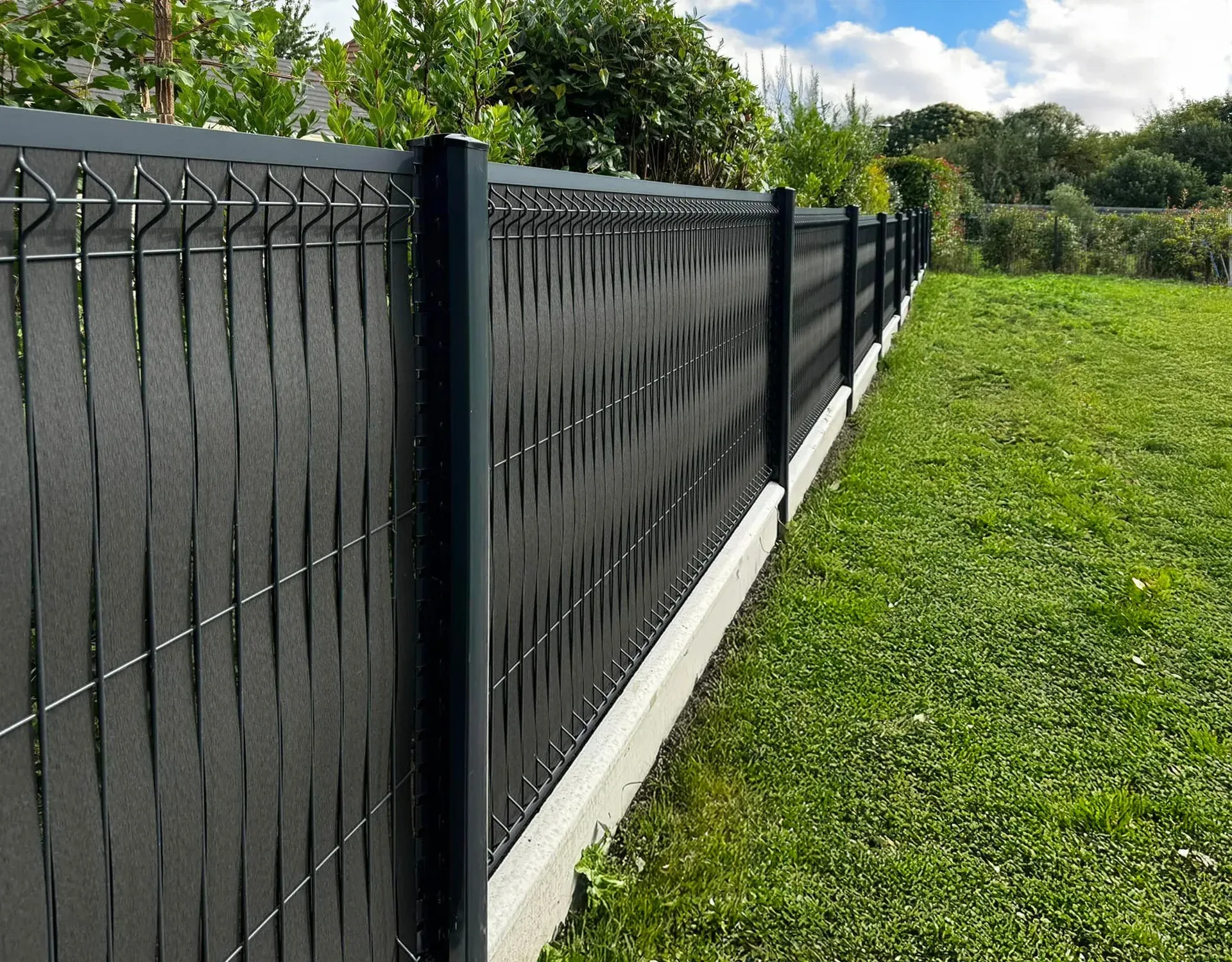 Cloture composite occultante gris anthracite gazon jardin