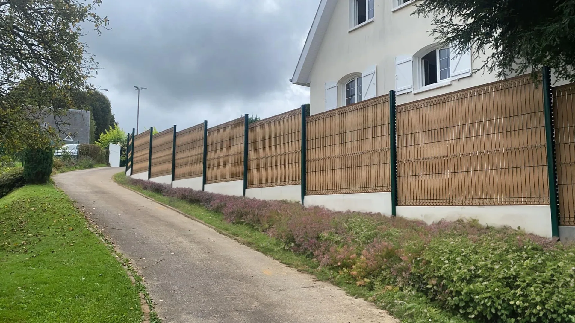 Cloture composite tressee brun clair allee maison haie