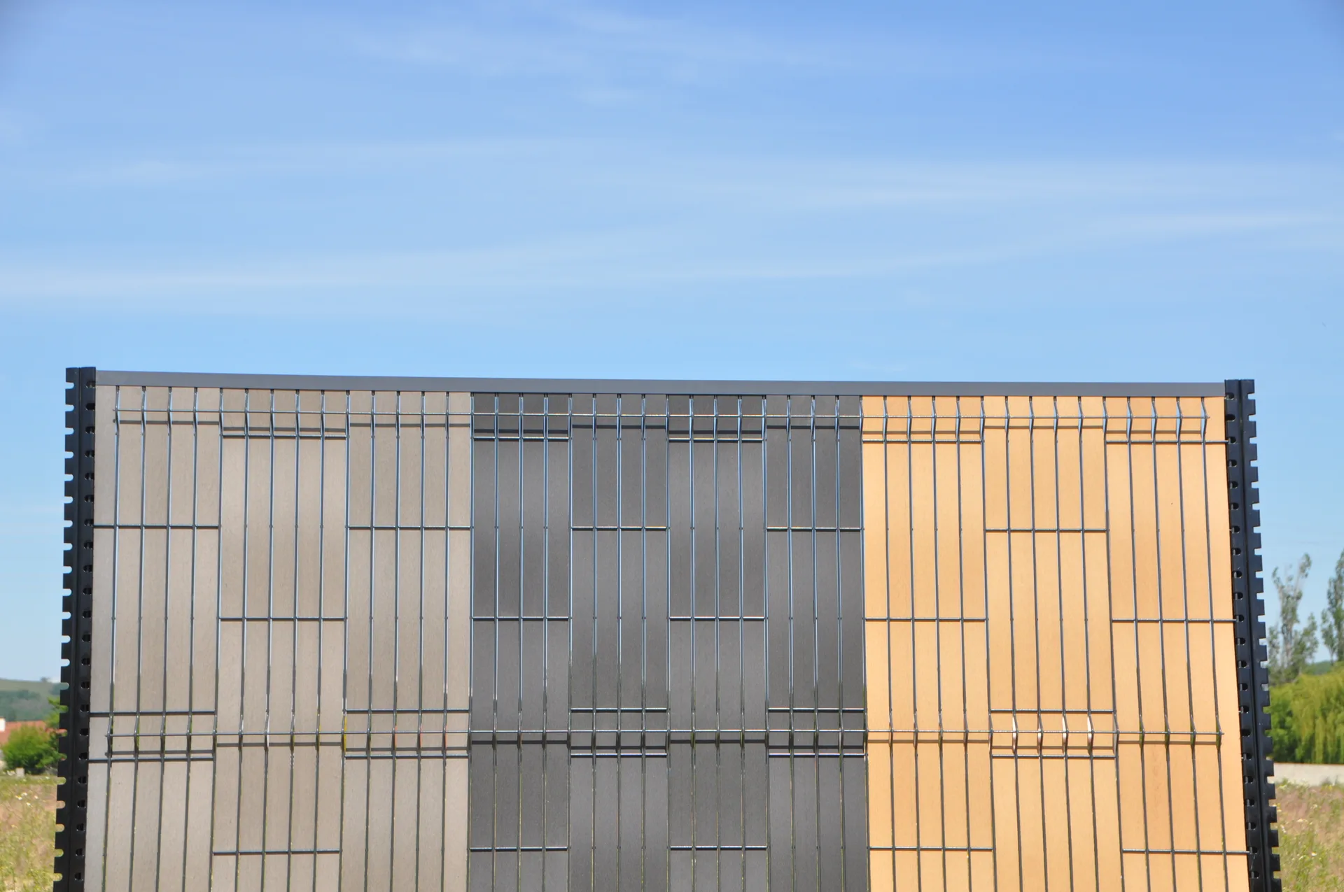 Cloture composite tressee comparaison 3 coloris anthracite beton brun