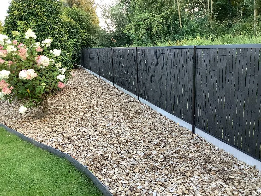 Cloture composite tressee gris anthracite jardin graviers rosiers