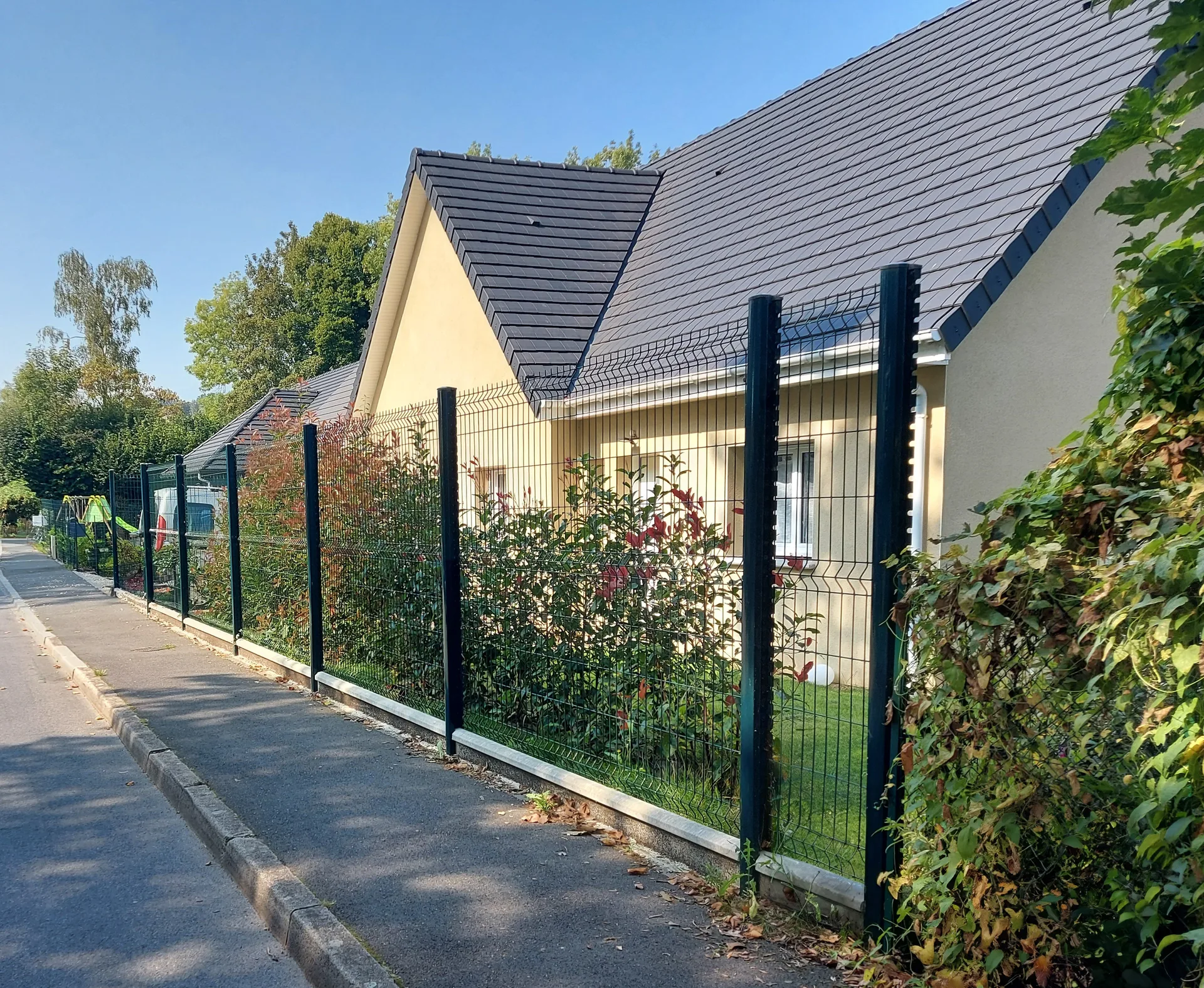 Cloture rigide pro plus gris anthracite lotissement rue
