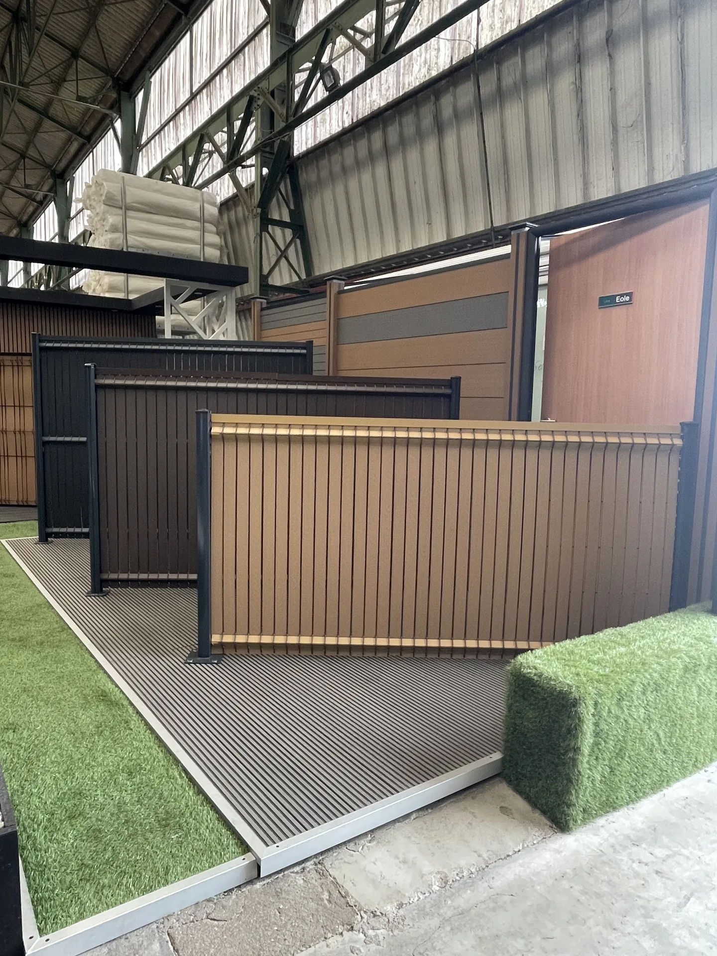 Exposition showroom panneaux composites multicolore