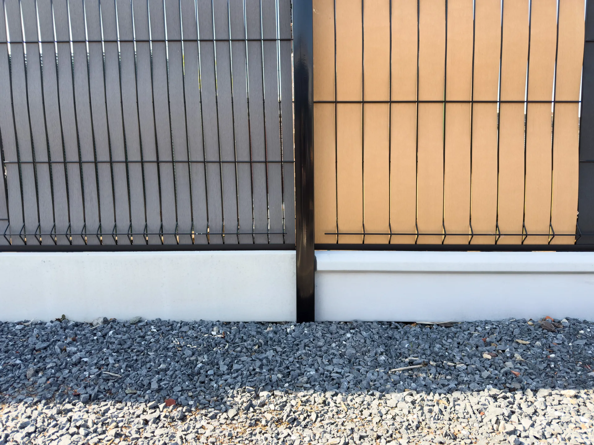 Soubassement beton gris cloture composite comparaison panneau