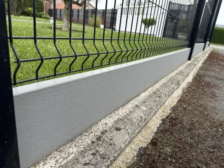 Soubassement beton gris cloture rigide anthracite detail